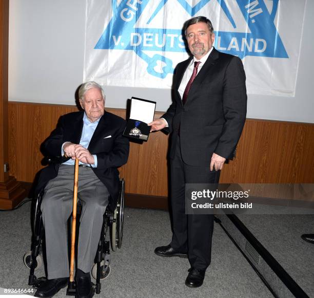 Verleihung des Gustav-Stresemann-Preises Deutscher Freimaurer an Herrn Bundeskanzler a.D. Helmut Schmidt im Logenhaus Hamburg, Helmut Schmidt ist ein...