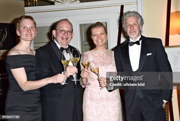 Verleihung Champagne-Preis für Lebensfreude am 27. 04. 2015 im Hotel Louis C. Jacob, Hamburg an Denis Scheck und Gattin Christina Schenk Preisträger...