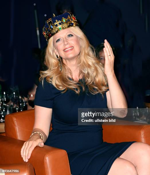 In der 749. Ausgabe der NDR Talk Show 26. 06. 2015 begrüßt Barbara Schöneberger Ihre Gäste als Königin . Queen of Talkshow