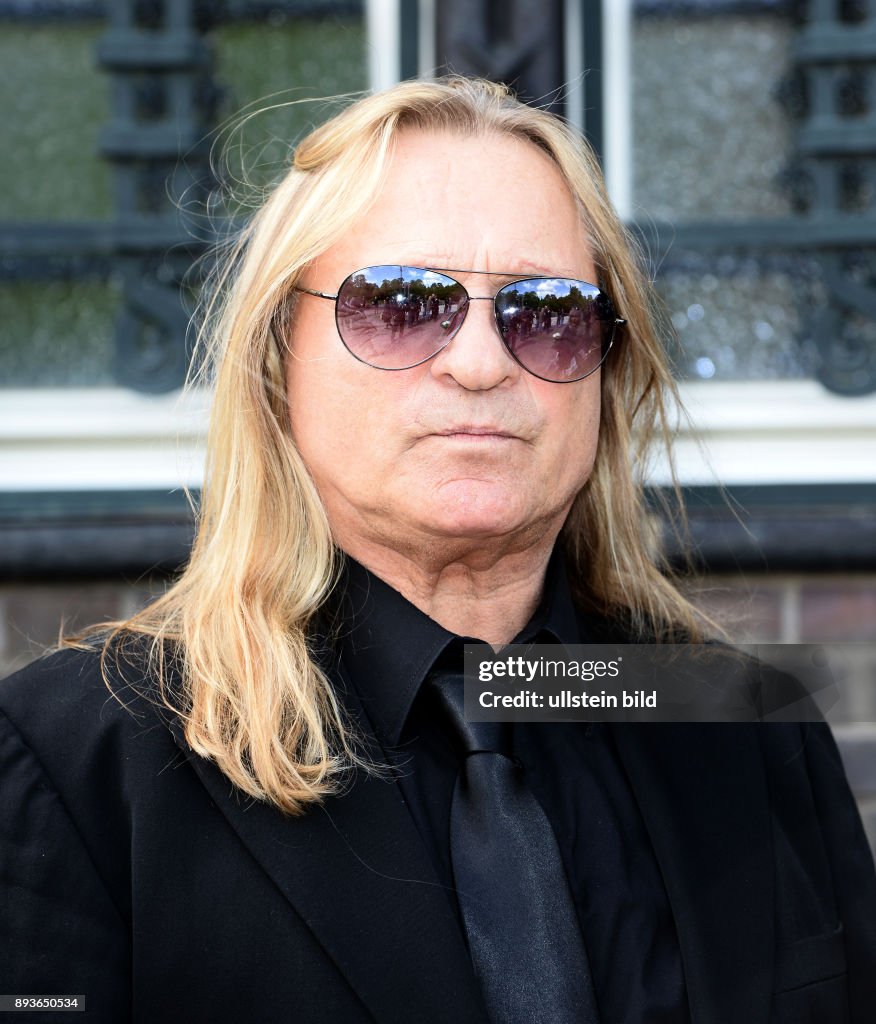 Tom Born Abschied von Karate-Tommy _ Thomas Born am Trauerfeier auf dem... News ...