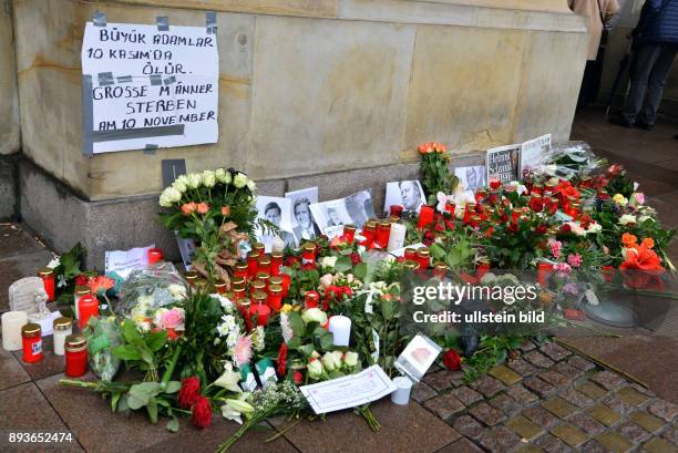 Im Alter von 96 Jahren -&nbsp; Alt-Bundeskanzler Helmut Schmidt gestorben Kondolenz Helmut Schmidt im Hamburger Rathaus Blumen vor dem Rathaus