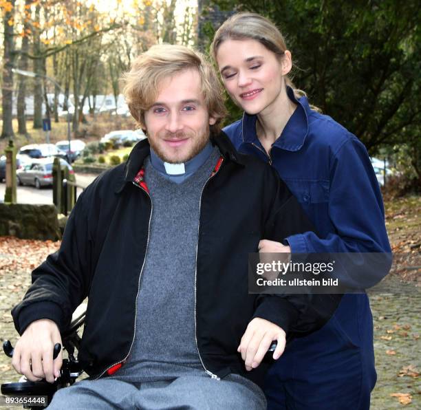 Samuel Koch und seine Ehefrau Sarah Elena Timpe haben Gastrollen in der ARD-Serie "Großstadtrevier" übernommen Samuel Koch geb. 28. September 1987 in...