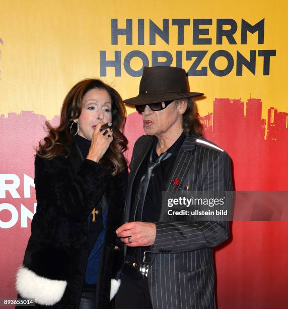 Galapremiere von HINTERM HORIZONT Red Carpet am 10. November 2016 im Stage Operettenhaus Hamburg Vicky Leandros raucht die Zigarre von Udo mit Udo...