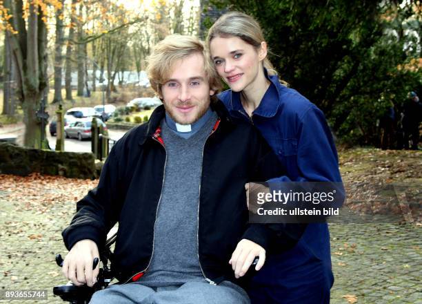Samuel Koch und seine Ehefrau Sarah Elena Timpe haben Gastrollen in der ARD-Serie "Großstadtrevier" übernommen Samuel Koch geb. 28. September 1987 in...
