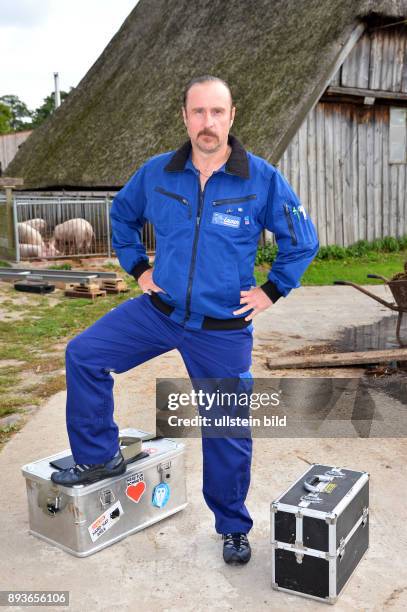 Der Tatortreiniger putzt bei Sandra Hüller. Einladung zum Fototermin mit Bjarne Mädel und Sandra Hüller auf dem Hof Eggers, Kirchwerder...