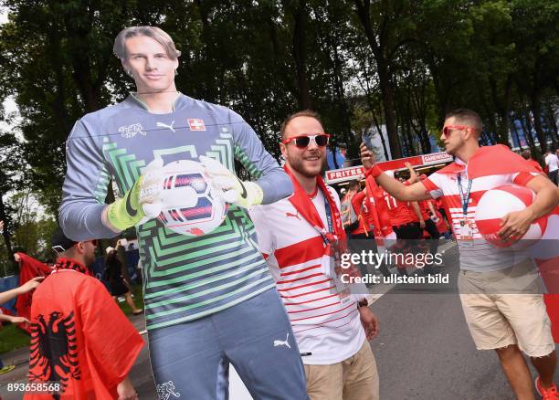 Fussball Euro 2016 Gruppe A in Lens Albanien - Schweiz Schweizer Fans mit einem Pappaufsteller von Torwart Yann Sommer vor dem Stadion in Lens