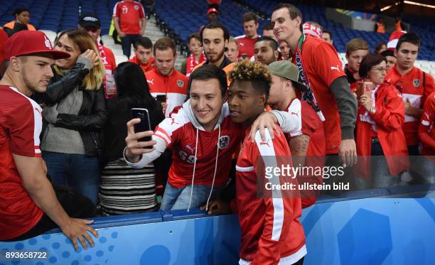 In Paris Portugal - Oesterreich David Alaba macht Selfis mit Fans nach dem Spiel im Prinzenpark-Stadion