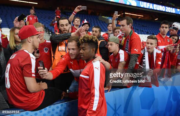 In Paris Portugal - Oesterreich David Alaba macht Selfis mit Fans nach dem Spiel im Prinzenpark-Stadion
