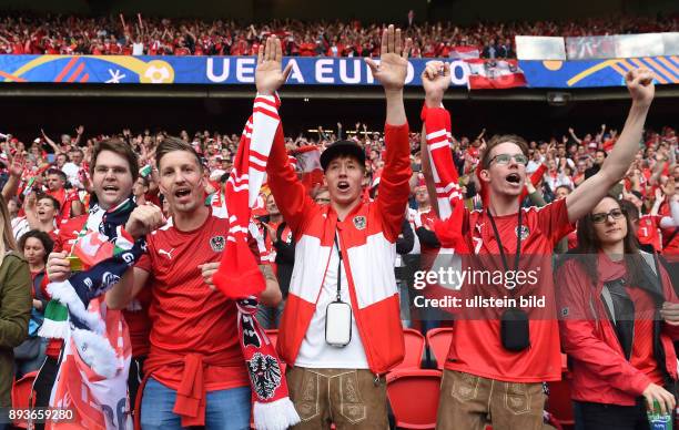 In Paris Portugal - Oesterreich Oesterreichische Fans feiern vor dem Spiel im Prinzenpark-Stadion