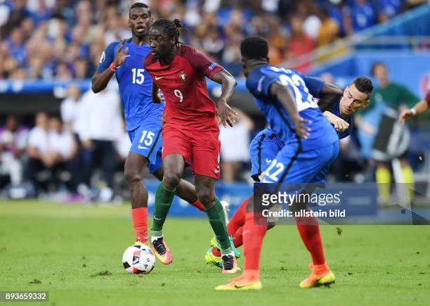 Portugal 1-0 Frankreich Eder gegen Laurent Koscielny auf dem Weg zum entscheidenden Tor zum 1-0 beobachtet von Paul Pogba und Samuel Umtiti