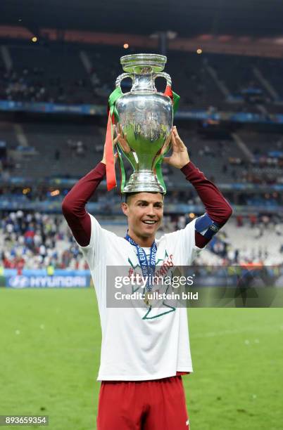 Portugal - Frankreich Cristiano Ronaldo mit dem EM Pokal auf dem Kopf