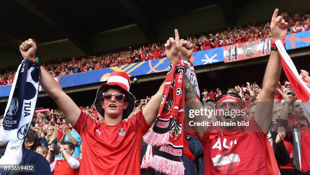 In Paris Portugal - Oesterreich Oesterreichische Fans feiern vor dem Spiel im Prinzenpark-Stadion