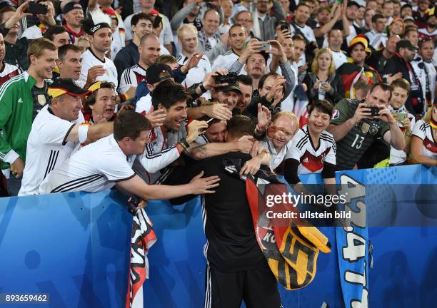 Fussball Euro 2016 Gruppe C in Lille Deutschland - Ukraine Deutsche Fans aus Koeln umarmen nach dem Spiel Lukas Podolski