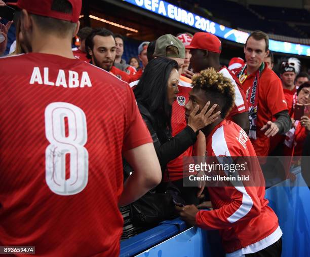 In Paris Portugal - Oesterreich David Alaba wird von Seiner Mutter Gina nach dem Spiel im Prinzenpark-Stadion getroestet