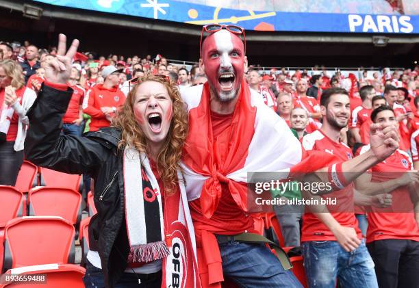 In Paris Portugal - Oesterreich Oesterreichische Fans feiern vor dem Spiel im Prinzenpark-Stadion
