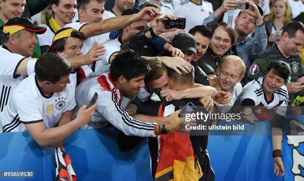 Fussball Euro 2016 Gruppe C in Lille Deutschland - Ukraine Deutsche Fans aus Koeln umarmen nach dem Spiel Lukas Podolski