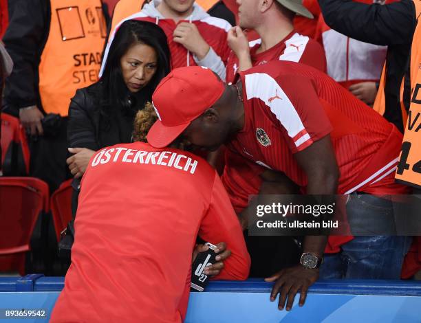 In Paris Portugal - Oesterreich David Alaba mit seinen Eltern; Mutter Gina und Vater George nach dem Spiel im Prinzenpark-Stadion