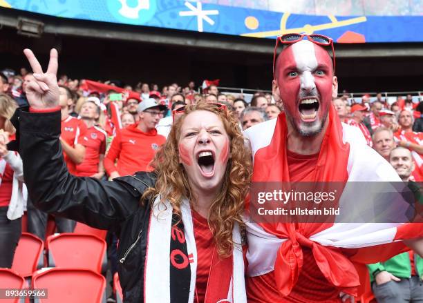 In Paris Portugal - Oesterreich Oesterreichische Fans feiern vor dem Spiel im Prinzenpark-Stadion