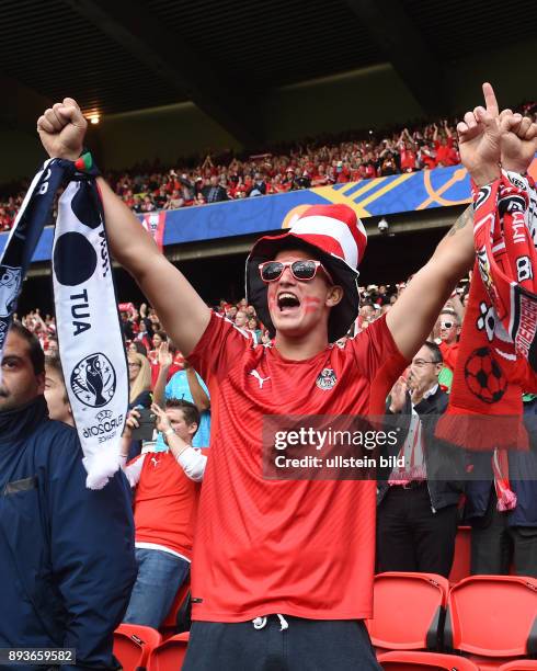 In Paris Portugal - Oesterreich Oesterreichischer Fan feiert vor dem Spiel im Prinzenpark-Stadion