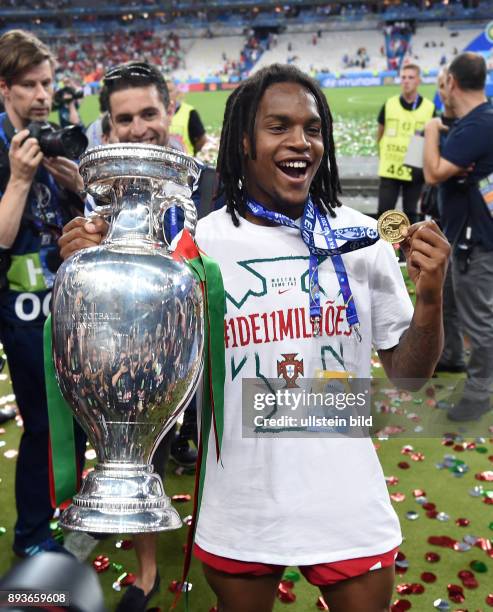 Portugal - Frankreich Renato Sanches mit EM Pokal und Goldmedaille