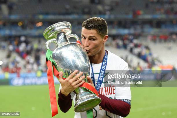 Portugal - Frankreich Cristiano Ronaldo kuesst den dem EM Pokal