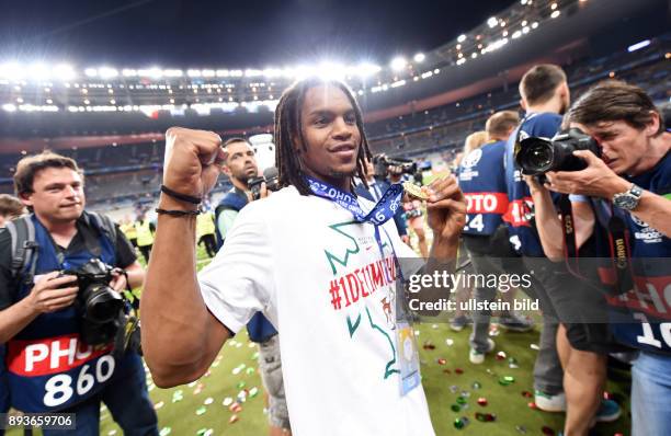 Portugal - Frankreich Renato Sanches mit Goldmedaille umringt von Fotografen