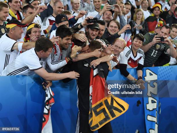 Fussball Euro 2016 Gruppe C in Lille Deutschland - Ukraine Deutsche Fans aus Koeln umarmen nach dem Spiel Lukas Podolski