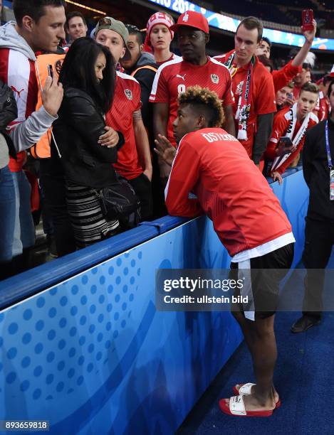 In Paris Portugal - Oesterreich David Alaba mit seinen Eltern; Mutter Gina und Vater George nach dem Spiel im Prinzenpark-Stadion