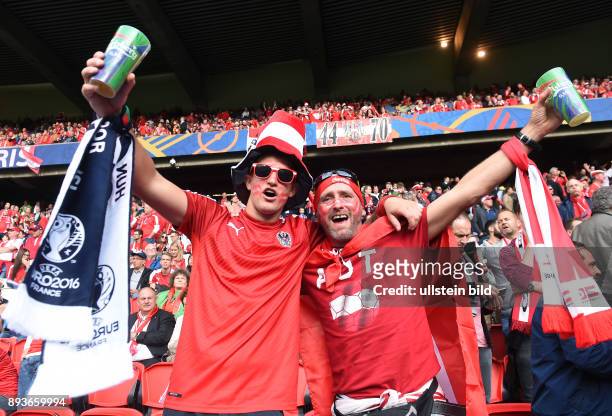 In Paris Portugal - Oesterreich Oesterreichische Fans feiern vor dem Spiel im Prinzenpark-Stadion
