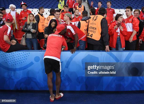 In Paris Portugal - Oesterreich David Alaba mit seinen Eltern; Mutter Gina und Vater George nach dem Spiel im Prinzenpark-Stadion