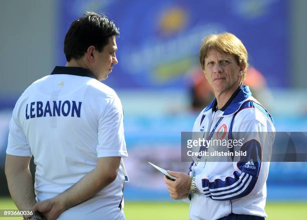 Fussball International WM Qualifikation 2014 Vereinigte Arabische Emirate - Libanon Trainer Theo Buecker mit dem Physiotherapeut Fares Reaidy