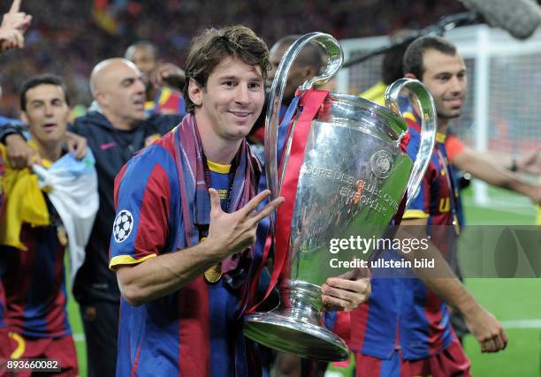 Barcelona - Manchester United FC Champions League Sieger 2011: FC Barcelona feiert den Sieg Lionel Messi jubelt mit dem POKAL