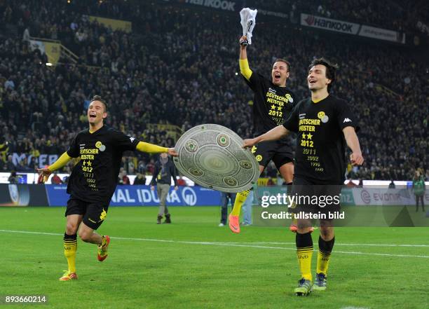 Spieltag, Saison 2011/2012 Bundesliga : Saison 2011/2012 32. Spieltag Borussia Dortmund - Borussia Moenchengladbach Jubel nach dem SIEG zur Deutschen...