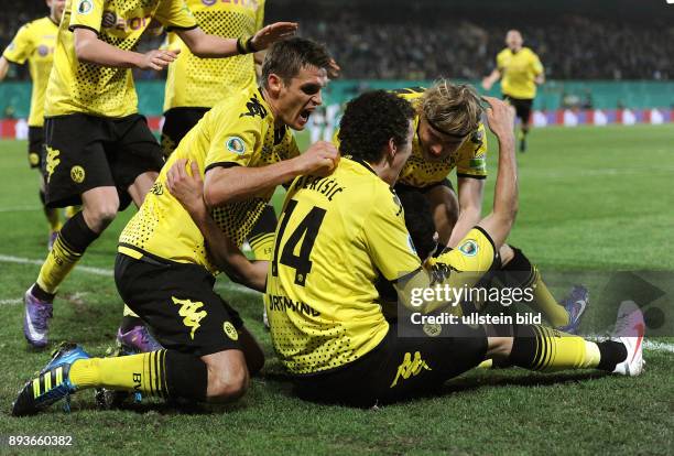 Halbfinale, Saison 2011/2012 - FUSSBALL DFB POKAL SAISON 2011/2012 HALBFINALE SpVgg Greuther Fuerth - Borussia Dortmund Jubel nach dem Tor zum 0:1,...