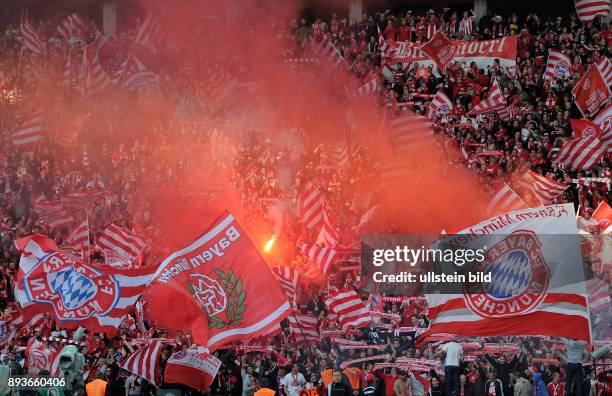 Endspiel, Saison 2011/2012 - FUSSBALL DFB POKAL FINALE SAISON 2011/2012 Borussia Dortmund - FC Bayern Muenchen Fankurve im Berliner Olympiastadion...