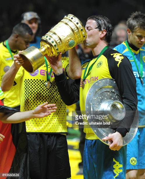 Endspiel, Saison 2011/2012 - FUSSBALL DFB POKAL FINALE SAISON 2011/2012 Borussia Dortmund - FC Bayern Muenchen Torwart Roman Weidenfeller mit der...