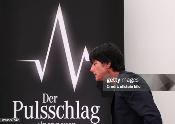 Pressekonferenz der Deutschen Nationalmannschaft in Danzig Trainer Joachim Loew vor dem Werbebanner DER PULSSCHLAG