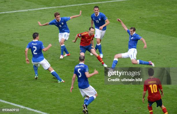 FINALESpanien - ItalienAndres Iniesta hat es schwer gegen die Italiener Christian Maggio Claudio Marchisio Thiago Motta Leonardo Bonucci und Giorgio...