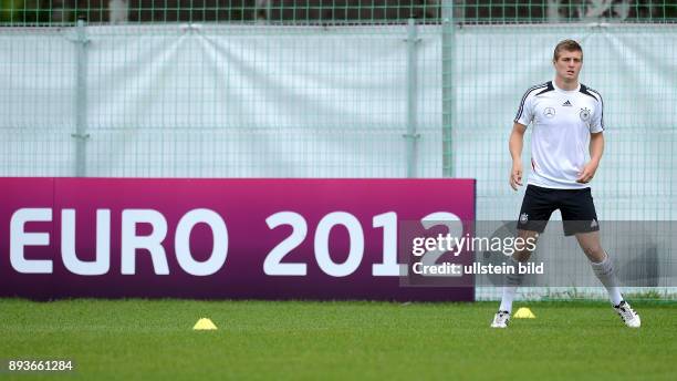 Training der Deutschen Nationalmannschaft in Danzig Toni Kroos vor einer Werbebande UEFA EURO 2012