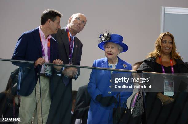 Olympia 2012 London Aquatics Centre Lord Sebastian Coe, John Harmitt, Koenigin Elizabeth II. Und Architektin Zaha Hadid schauen sich die...