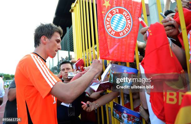 Fussball 1. Bundesliga: Saison Vorbereitung 2012/2013 Trainingslager des FC Bayern Muenchen Mario Mandzukic schreibt fuer die Fans Autogramme