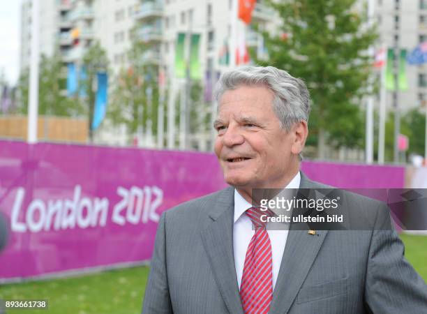 Olympia 2012 London Bundespraesident Joachim Gauck bei einem Interview waehrend des Besuches im Olympischen Dorf.