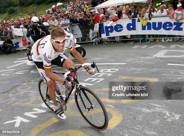 Tour de France 2001 10. Etappe Aix-les- Bains nach L`Alpe d`Huez Jan Ullrich belegt Platz 2 auf der beruehmten Bergetappe nach L`Alpe d`Huez; hier...