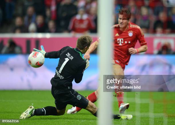 Spieltag, Saison 2012/2013 BUNDESLIGA SAISON 2012/2013 13. Spieltag FC Bayern Muenchen - Hannover 96 Tor zum 5:0 durch Mario Gomez gegen Torwart Ron...