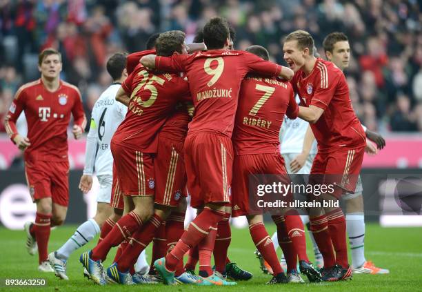 Spieltag, Saison 2012/2013 BUNDESLIGA SAISON 2012/2013 13. Spieltag FC Bayern Muenchen - Hannover 96 JUBEL mit Thomas Mueller, Mario Mandzukic,...