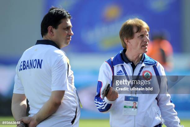Fussball International WM Qualifikation 2014 Vereinigte Arabische Emirate - Libanon Trainer Theo Buecker mit dem Physiotherapeut Fares Reaidy