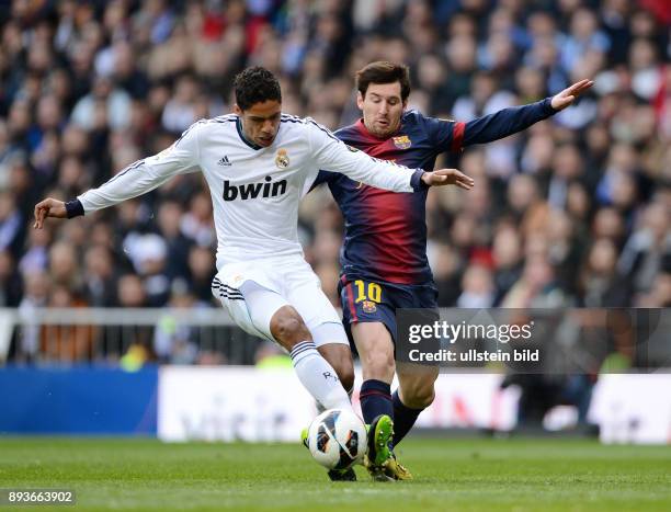 Spieltag El Clasico Real Madrid - FC Barcelona Lionel Messi gegen Raphael Varane