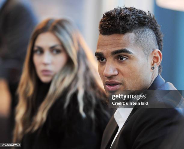 Kevin-Prince Boateng, Spieler des AC Mailand und ghanaischer Nationalspieler, besucht den FIFA-Präsidenten Sepp Blatter im Home of FIFA, um über das...