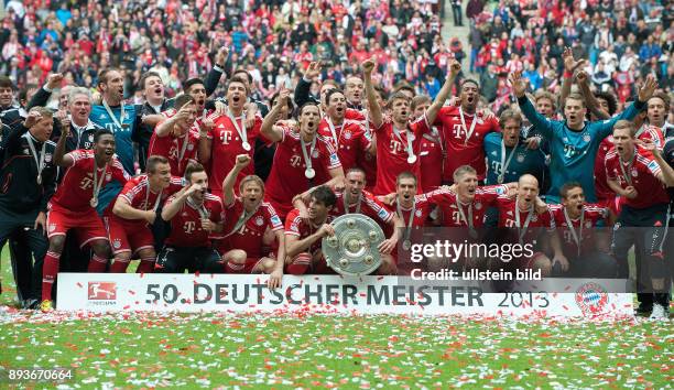 Fussball 1. Bundesliga Saison 2012/2013 34. Spieltag FC Bayern Muenchen - FC Augsburg JUBEL; Deutscher Meister 2012/2013 FC Bayern Muenchen Teambild;...