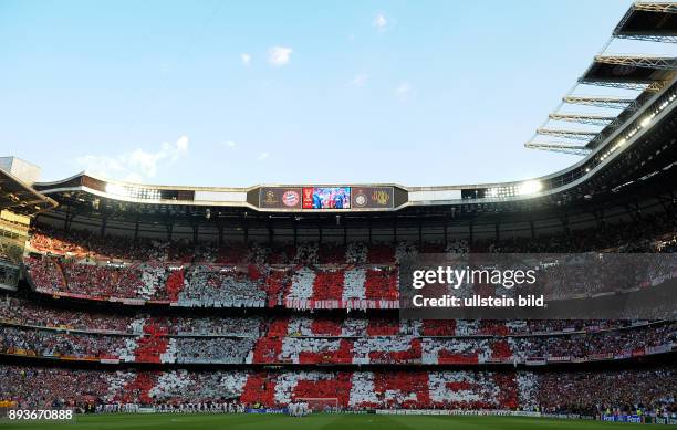 Bayern Muenchen - Inter Mailand FCB FANKURVE im Stadion Santiago Bernabeu Choreografie der FC Bayern Fans; Ohne Dich fahren wir heute Nacht nicht...